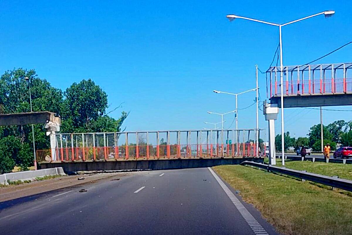El puente fue derribado por un camión