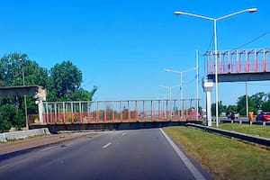 El puente fue derribado por un camión
