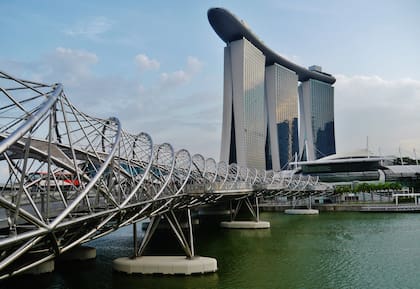 El puente Helix en Singapur, en forma de "ADN".