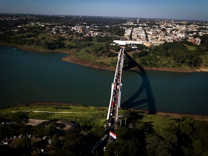 El Puente Internacional de la Amistad,sobre el río Paraná, une Foz do Iguazu y Ciudad del Este, Paraguay