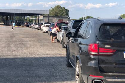 El Puente Internacional San Martín, que une la zona de Puerto Unzué, cercana a Gualeguaychú en la provincia de Entre Ríos, con Fray Bentos, capital del departamento uruguayo de Río Negro
