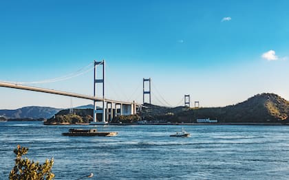 El puente Kurushima-Kaikyō forma parte de la autopista Shimanami Kaidō y une varias islas del mar interior de Seto, en Japón, a lo largo de un corredor escénico que fomenta el turismo ciclista
