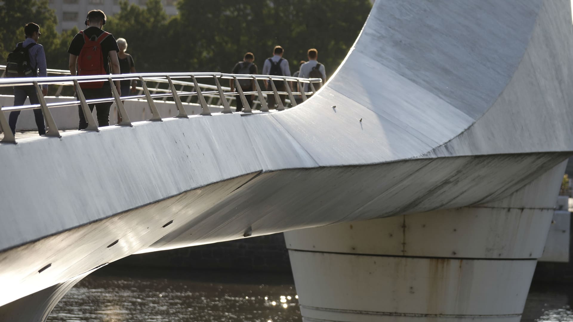 El puente luce descuidado