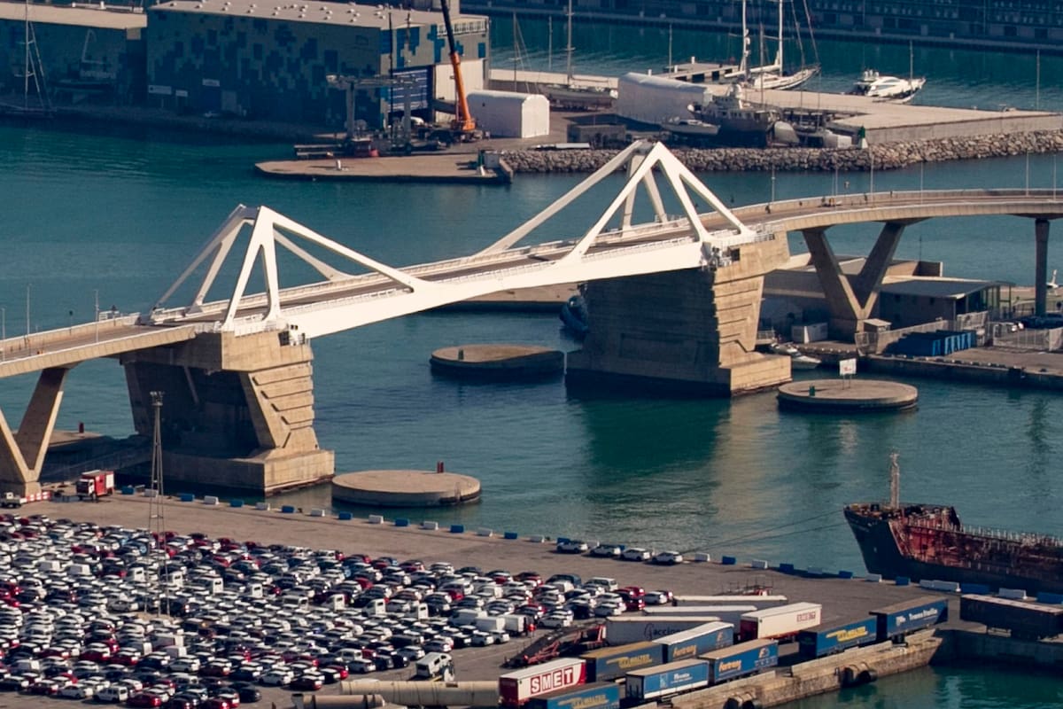 El puente Puerta de Europa, donde fue hallado el cadáver de una mujer el domingo pasado.