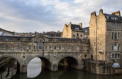 El puente Pulteney que atraviesa el río Avon.