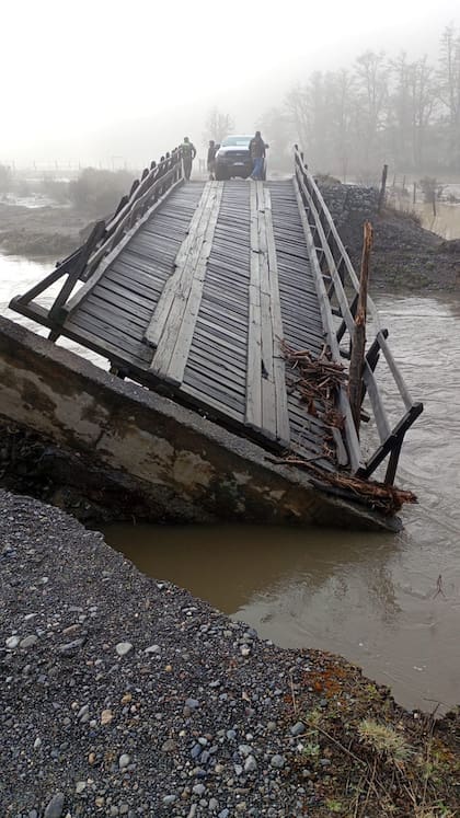 El puente que permite acceder a Pampa Linda colapsó por la crecida del río Manso