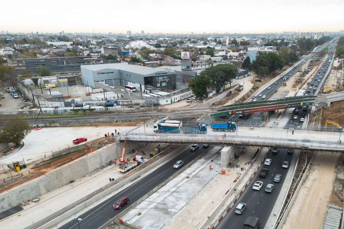El puente Río Negro sobre la autopista Dellepiane