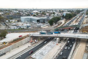 El puente Río Negro sobre la autopista Dellepiane