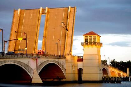 El puente Royal Park en West Palm Beach