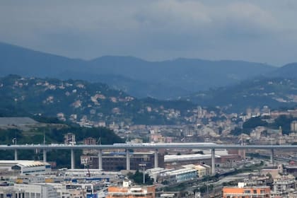 El puente San Giorgio, flamante y ultra moderno viaducto diseñado por el famoso arquitecto Renzo Piano