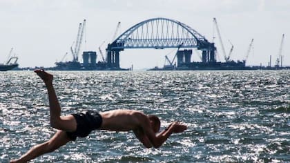 El puente se alza sobre el mar Negro y el mar de Azov
