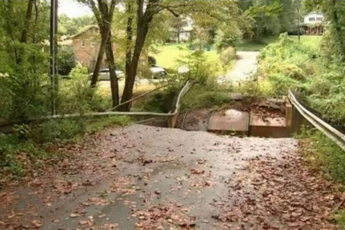 El puente Snow Creek en Hickory, Carolina del Norte, se derrumbó hace una década