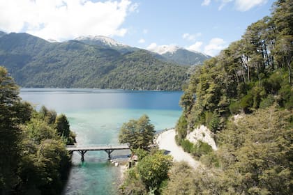 El puente sobre el Rio Correntoso, gran atractivo de Villa La Angostura.