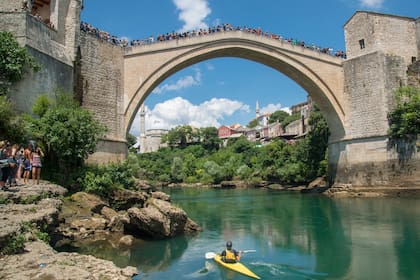El puente Stari Most, conocido por los audaces que saltan al agua a cambio de monedas