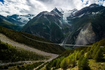 El puente suizo tiene 494 metros de largo y es parte de una ruta de trekking entre Grächen y Zermatt