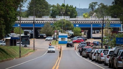 El puente Tancredo Neves, es el gran talón de Aquiles del turismo para aprovecharse de las visitas de brasileños por las filas de 2 y 3 horas para pasar por Migraciones