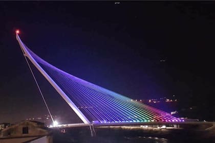 El puente tiene 140 metros de largo, 24 de ancho, 82 de altura y está construido con acero, hormigón y piedra natural