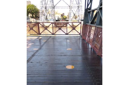 El tramo de 77 metros separa ambas orillas del Riachuelo y, según informaron en Vialidad Nacional, quienes lo crucen deberán cumplir estrictos protocolos de bioseguridad debido al Covid-19