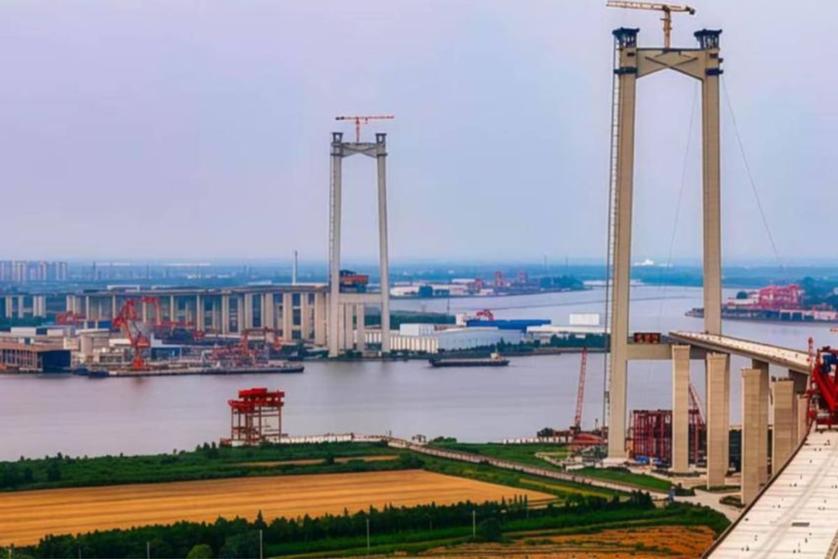 El puente Zhangjinggao sobre el río Yangtsé conecta las ciudades de Zhangjiagang, Jingjiang y Rugao