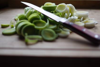 El puerro es una verdura noble tanto en su cultivo como en sus usos culinarios. Son muchas las recetas que lo tienen como elemento principal, como ensaladas tibias, tartas y sopas, además de como ingrediente que aporta sabor a carnes y salsas.