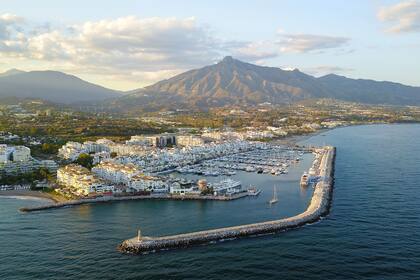 El Puerto Banús Marina, en Marbella, España. El ex primer ministro de España, José María Aznar, generó controversia cuando huyo de Madrid a su casa en Marbella