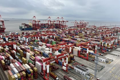 El puerto de aguas profundas de Yangshan es la terminal de descarga de contenedores más grande del mundo y está operada mediante inteligencia artificial