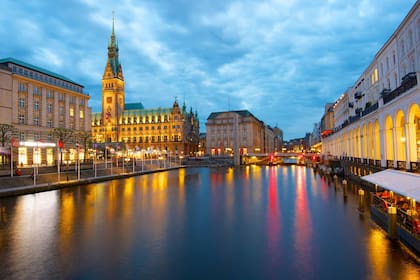 El puerto de Hamburgo es el segundo más grande de Europa, solo tras el puerto de Róterdam, y está entre los veinte más grandes del mundo. Hamburgo se encuentra a 290 kilómetros al noroeste de Berlín.
