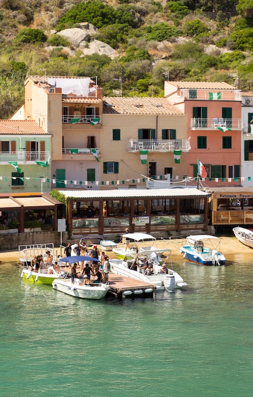 El puerto de la isla de Giglio, sobre el Tirreno