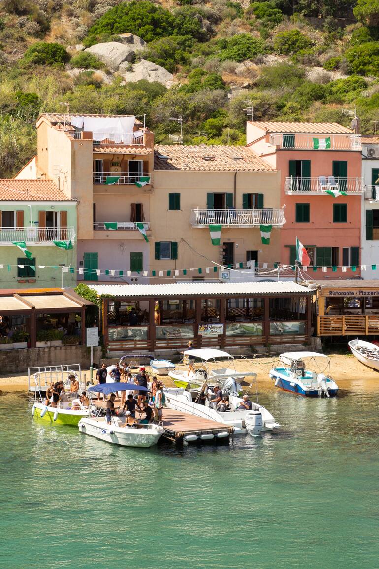 El puerto de la isla de Giglio, sobre el Tirreno