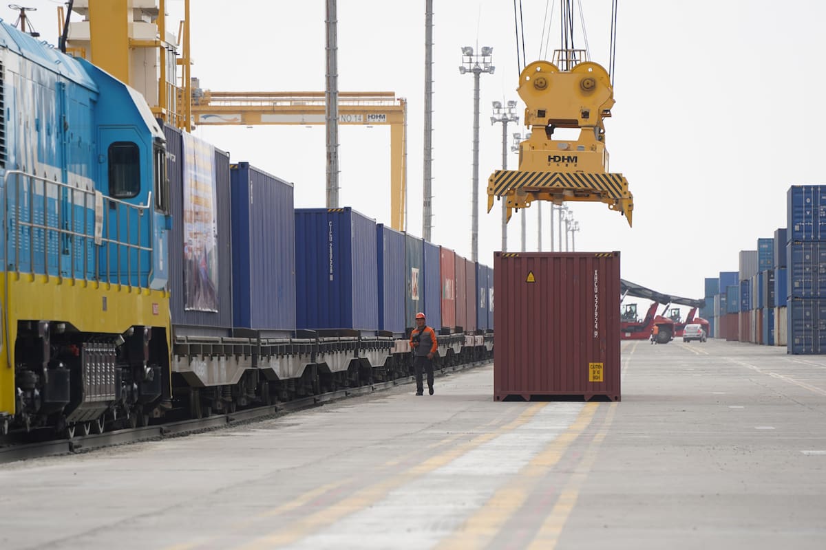 El puerto secto está lejos de los mares y los ríos, y tiene acceso de carga multimodal