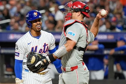 El puertorriqueño de los Mets de Nueva York, Francisco Lindor (12) reacciona tras poncharse ante los Filis de Filadelfia al final de la octava entrada del Juego 3 en la postemporada de la Liga Nacional, el martes 8 de octubre de 2024, en Nueva York. (AP Foto/Seth Wenig)