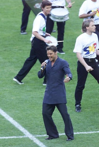 El puertorriqueño durante su presentación en la clausura de Francia 98. (Foto: PASCAL GEORGE / AFP)