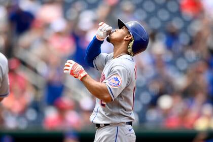El puertorriqueño Francisco Lindor de los Mets de Nueva York tras pegar un sencillo en la tercera entrada del juego de las Grandes Ligas contra los Nacionales de Washington, el sábado 19 de junio de 2021, en Washington. (AP Foto/Nick Wass)