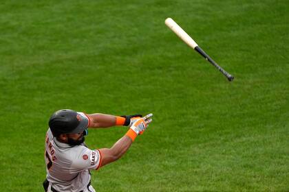 El puertorriqueño Heliot Ramos, de los Gigantes de San Francisco, pierde el bate en la sexta entrada del juego ante los Reales de Kansas City, el sábado 21 de septiembre de 2024 (AP Foto/Charlie Riedel)