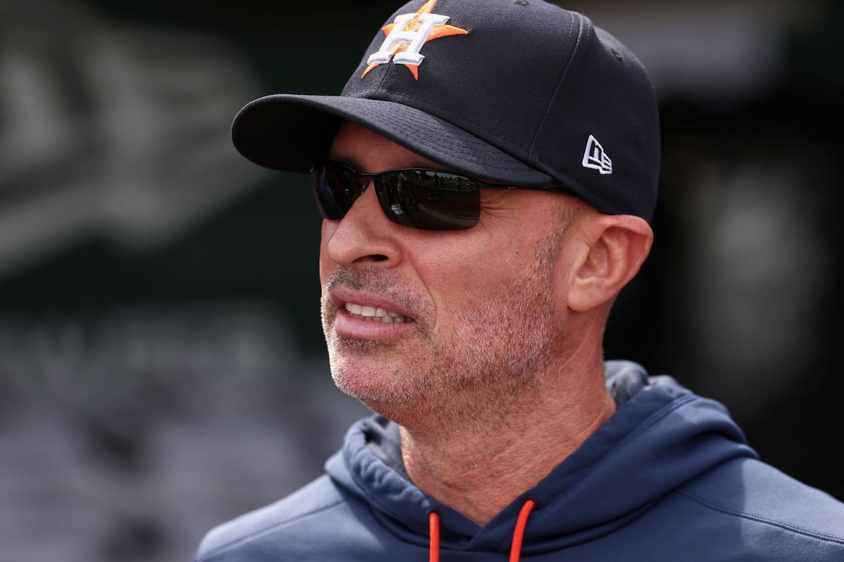 El puertorriqueño Joe Espada, manager de los Astros de Houston, observa el juego ante los Atléticos,