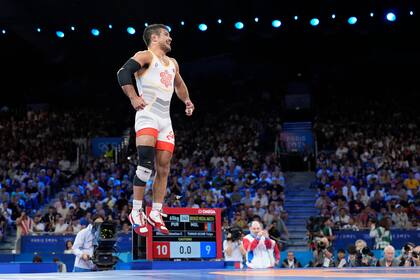 El puertorriqueño Sebastián Rivera celebra tras vencer al mongol Tumur Ochir Tulga en la categoría de 65 kilogramos de la lucha libre de los Juegos Olímpicos de París, el domingo 11 de agosto de 2024. (AP Foto/Eugene Hoshiko)