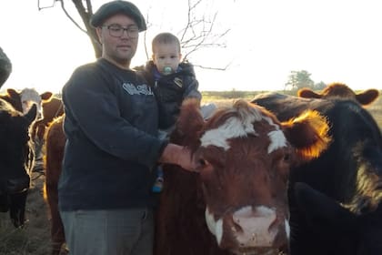 El puestero y pequeño productor, Matías Larrieri, junto a uno de sus hijos