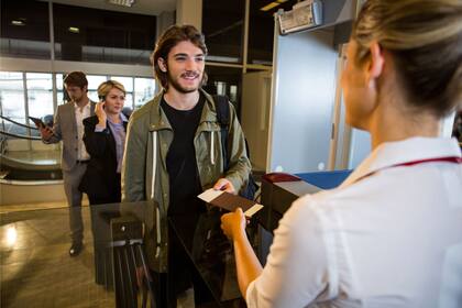El puesto de Agente de estación en aerolíneas está orientado a aquellas personas que disfrutan la interacción social y la colaboración en proyectos grupales (Imagen de Freepik)