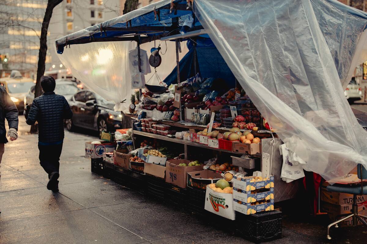 El puesto de frutas frente a Sotheby's, en Manhattan, donde se vendió la banana que se convirtió en la obra de Maurizio Cattlelan subastada por 6,2 millones de dólares