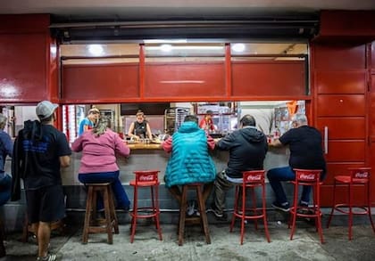El puesto de Pato y Romi concentra a changarines, camioneros... y también a encumbrados chefs.
