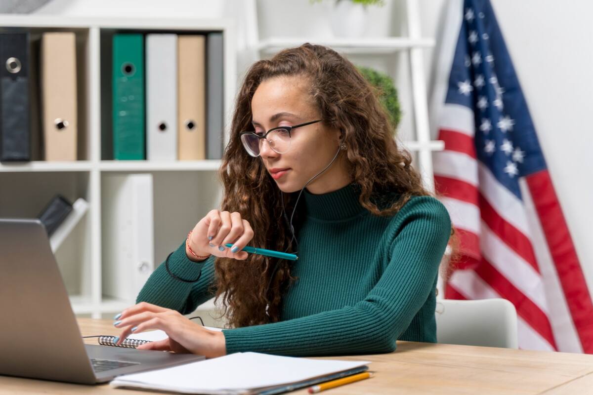 El puesto de trabajo disponible es de asociado de ventas y contempla un sueldo de hasta US$2.900 semanales