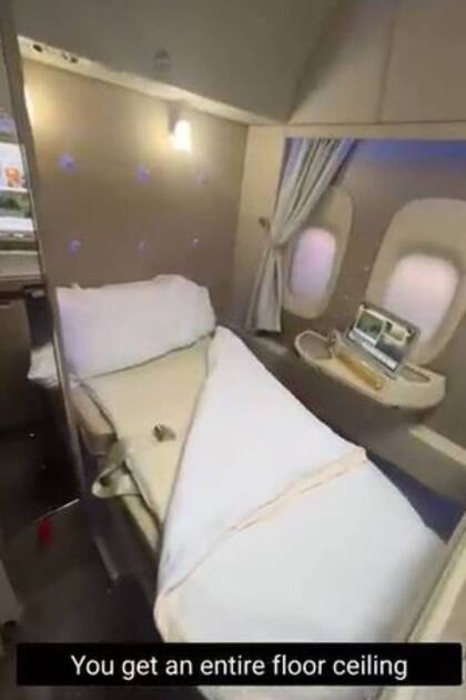 El puesto número uno para las primeras clases de aviones comerciales, según will.luxurytravels es el Boeing 777 Game Changer de Emirates Airlines