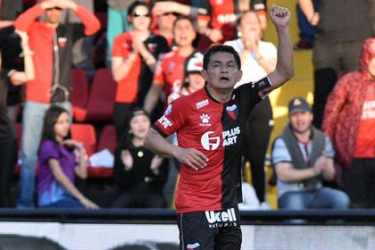 El Pulga Rodríguez celebra el tanto de penal