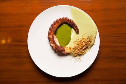 El pulpo asado con palta, salsa verde y papas crocantes es una de las delicias de 1921.
