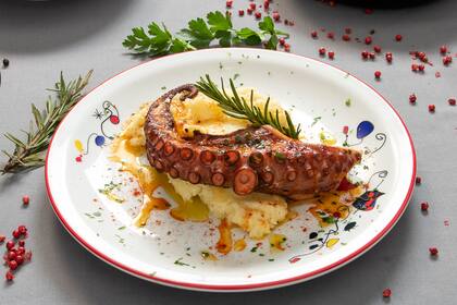 El pulpo español de gran calibre es el preferido del cocinero del Casal de Catalunya.
