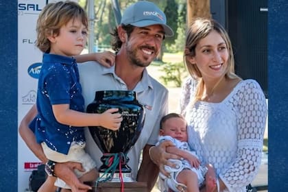 El Puma Domínguez junto con su mujer Victoria y sus hijos