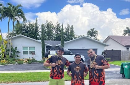 El Pumita Martínez junto con parte de su equipo: Rodrigo Calabrese y Pileta Gómez, durante su preparación final en Kendall, Florida