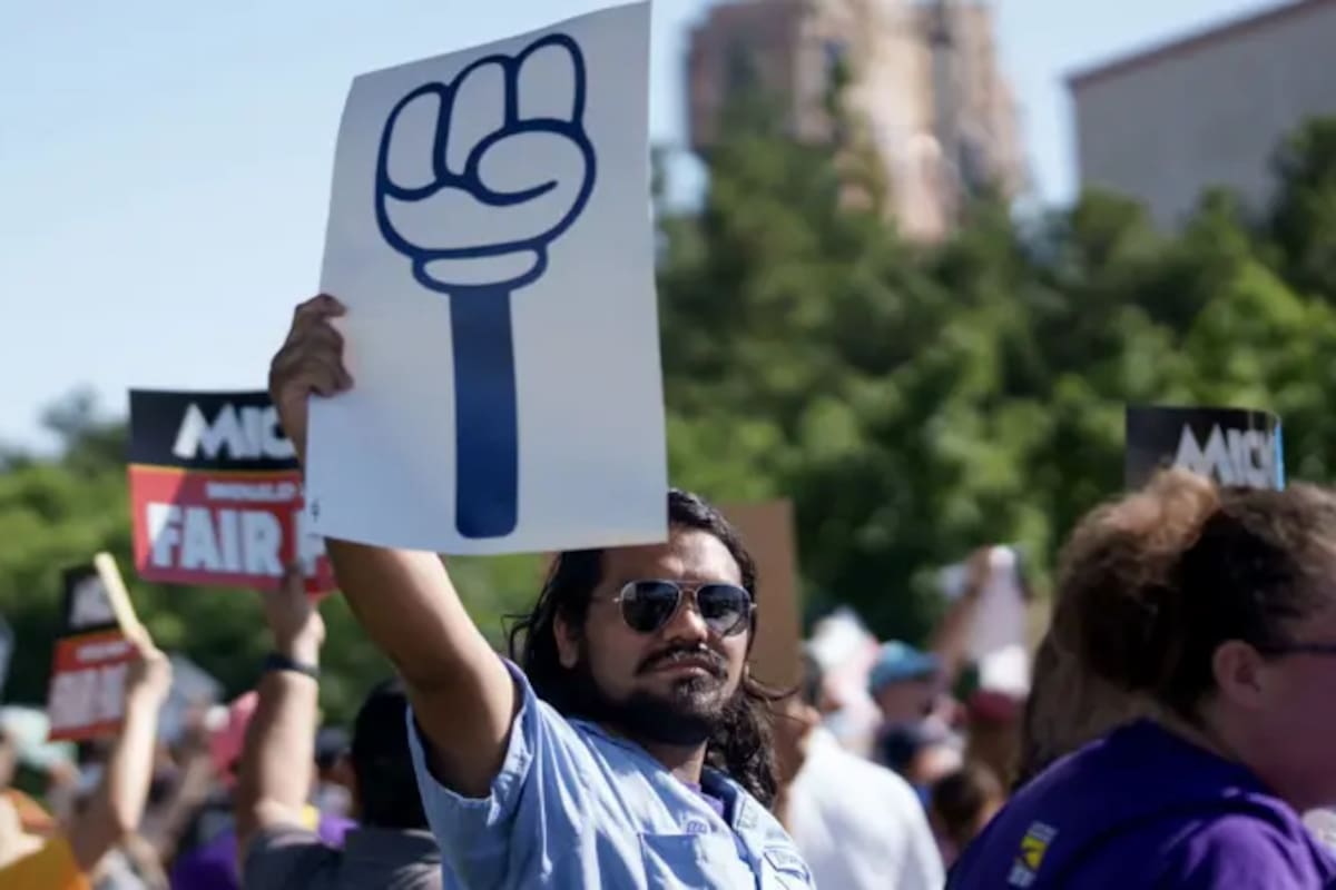 El puño de Mickey Mouse en señal de desafío es uno de los símbolos de las manifestaciones.