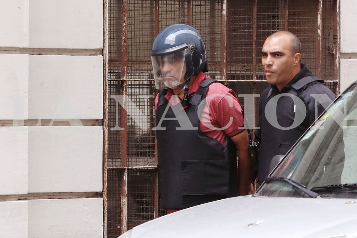 El puntero peronista Chocolate Rigau, cuando fue trasladado a los tribunale de La Plata para declarar por los ñoquis de la Legislatura bonaerense
