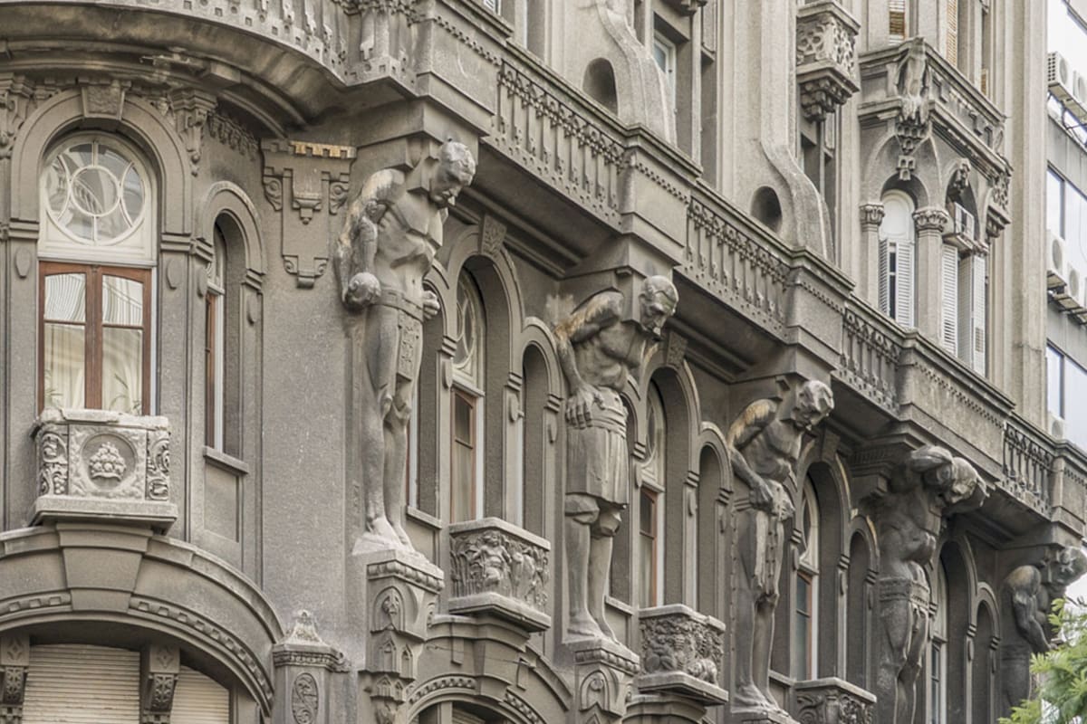 Uno de los ocho atlantes que "sostienen" el edificio.